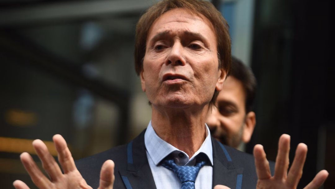 BBC truyền h&igrave;nh trực tiếp vụ lục so&aacute;t nh&agrave; của Cliff Richard