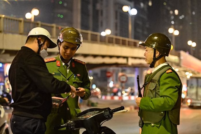 C&aacute;n bộ giao tiếp với người d&acirc;n