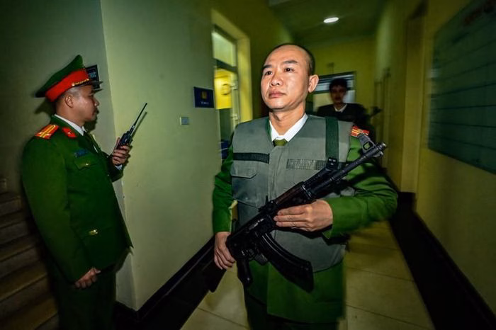 C&aacute;n bộ kiểm tra s&uacute;ng AK