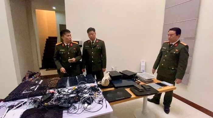 Cảnh s&aacute;t thu giữ tang vật tại biệt thự Splendora