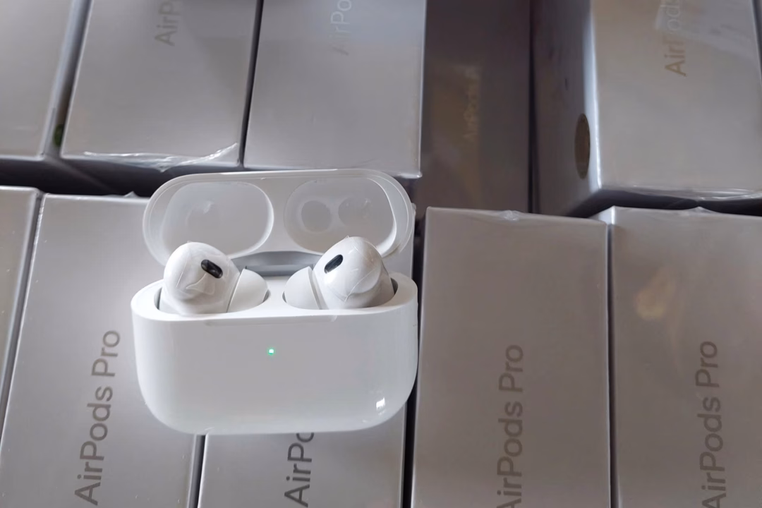 Tai nghe AirPods giả bị Hải quan thu giữ