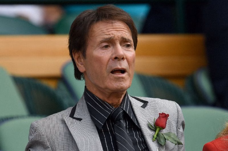 Cliff Richard thắng kiện BBC về quyền ri&ecirc;ng tư