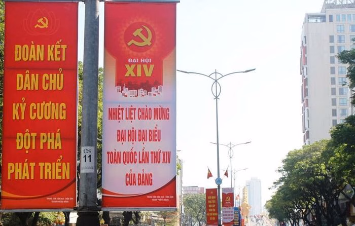 Cờ hoa, pano v&agrave; băng r&ocirc;n rực rỡ tại Đ&agrave; Nẵng