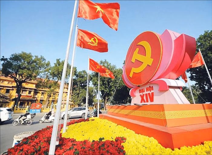 Đường phố H&agrave; Nội rực rỡ cờ Đảng ch&agrave;o Đại hội XIV