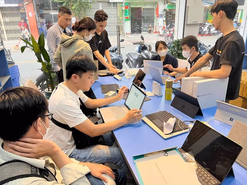 Kh&aacute;ch h&agrave;ng đang trải nghiệm Surface tại SurfaceCity