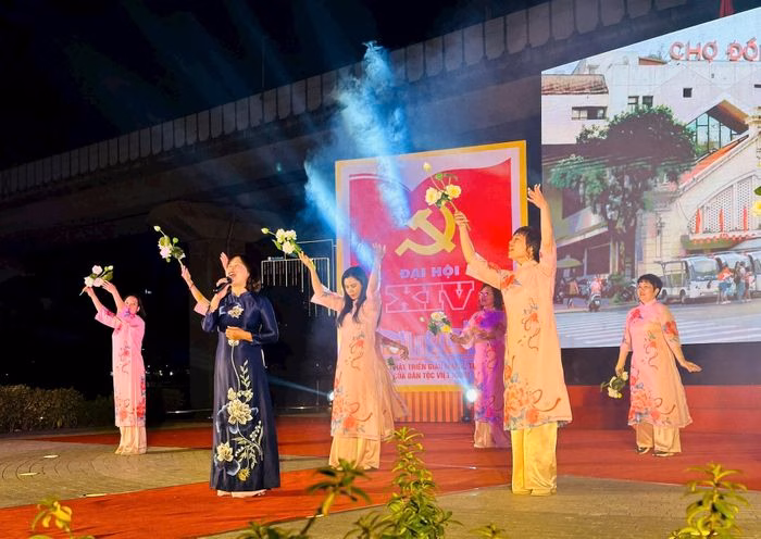 Khán giả hò reo Khán giả hò reo, cổ vũ các đội thi tại Liên hoan