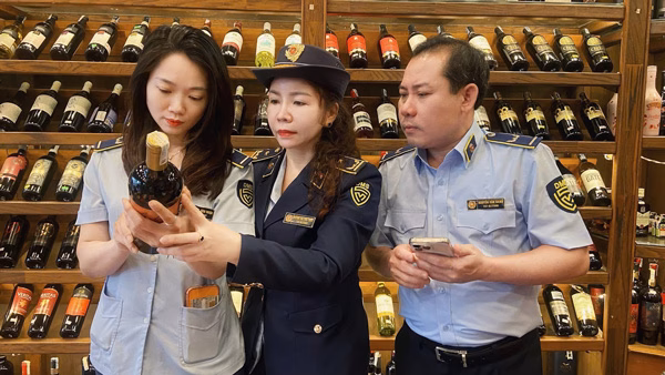 Kiểm tra hoạt động kinh doanh rượu Gia Lai Kiểm tra hoạt động kinh doanh rượu ở Gia Lai