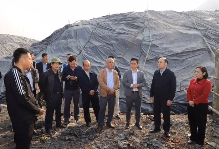 Kiểm tra thực địa khu ch&ocirc;n lấp r&aacute;c Đ&ocirc;ng Nam