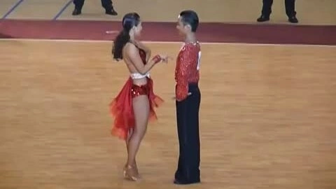 Kubi nh&agrave; Kh&aacute;nh Thi mặc lại đồ diễn của bố