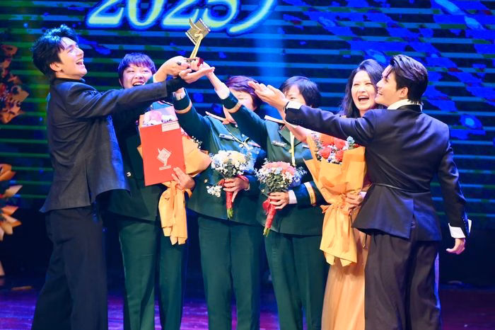 Cảnh lễ trao giải Mưa đỏ tại C&aacute;nh diều v&agrave;ng 2025