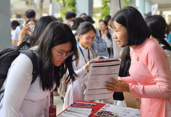 Học sinh THPT Gia Định t&igrave;m hiểu ng&agrave;nh học tại ng&agrave;y hội tư vấn tuyển sinh
