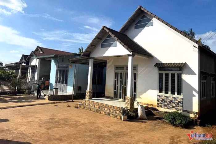 Những ng&ocirc;i nh&agrave; khang trang tại bu&ocirc;n Cư Dlue