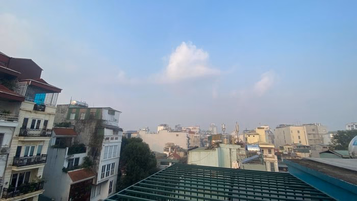 Cảnh sương m&ugrave; nhẹ ở H&agrave; Nội s&aacute;ng ng&agrave;y 12-1, trời hanh kh&ocirc;