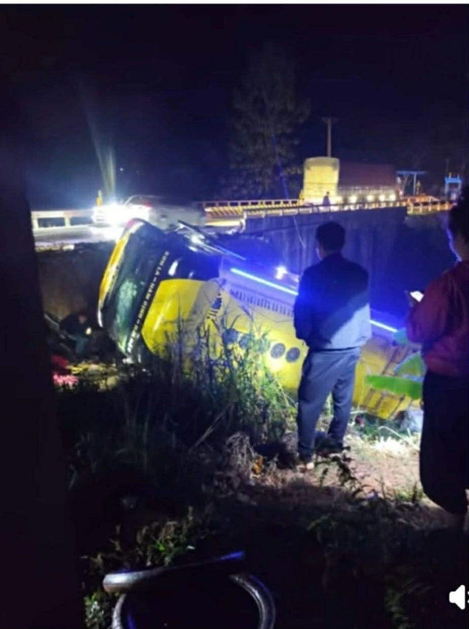 Xe kh&aacute;ch lật nghi&ecirc;ng sau khi đ&acirc;m v&agrave;o lan can cầu tr&ecirc;n Quốc lộ 6, Sơn La