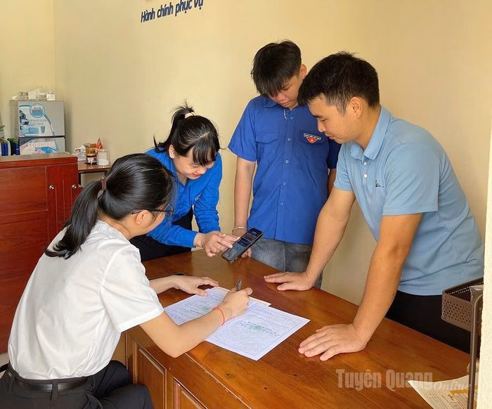 Tuổi trẻ x&atilde; Ki&ecirc;n Đ&agrave;i hỗ trợ người d&acirc;n l&agrave;m thủ tục h&agrave;nh ch&iacute;nh bằng phần mềm tr&ecirc;n điện thoại