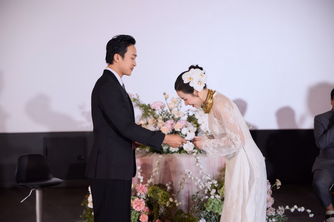 Vũ Th&ugrave;y Linh v&agrave; L&acirc;m Thanh Nh&atilde; trong trang phục c&ocirc; d&acirc;u - ch&uacute; rể