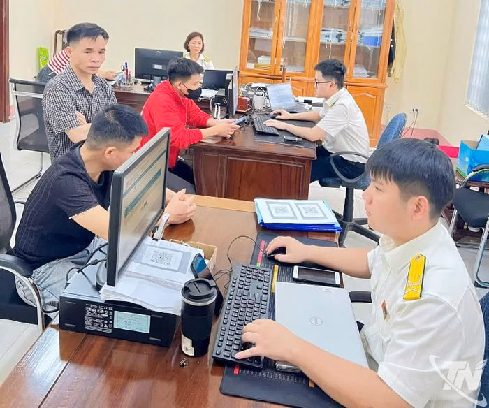 C&aacute;n bộ Thuế cơ sở 4 tỉnh Th&aacute;i Nguy&ecirc;n trực tiếp hướng dẫn hộ kinh doanh thực hiện k&ecirc; khai thuế tr&ecirc;n thiết bị điện tử