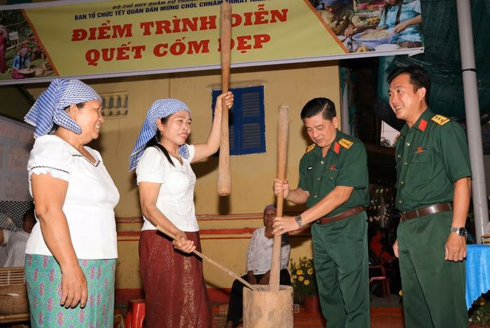 C&aacute;n bộ v&agrave; người d&acirc;n Khmer c&ugrave;ng trải nghiệm quết cốm dẹp truyền thống
