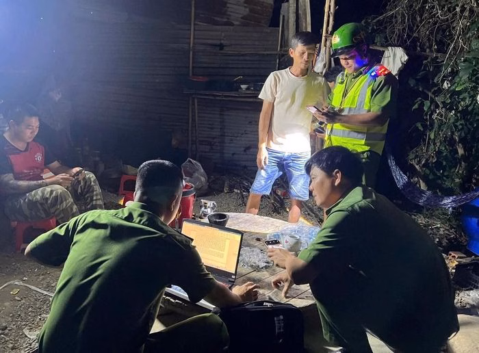 Công an xã Trung Khánh Vĩnh xử lý nhóm đối tượng khai thác cát trái phép