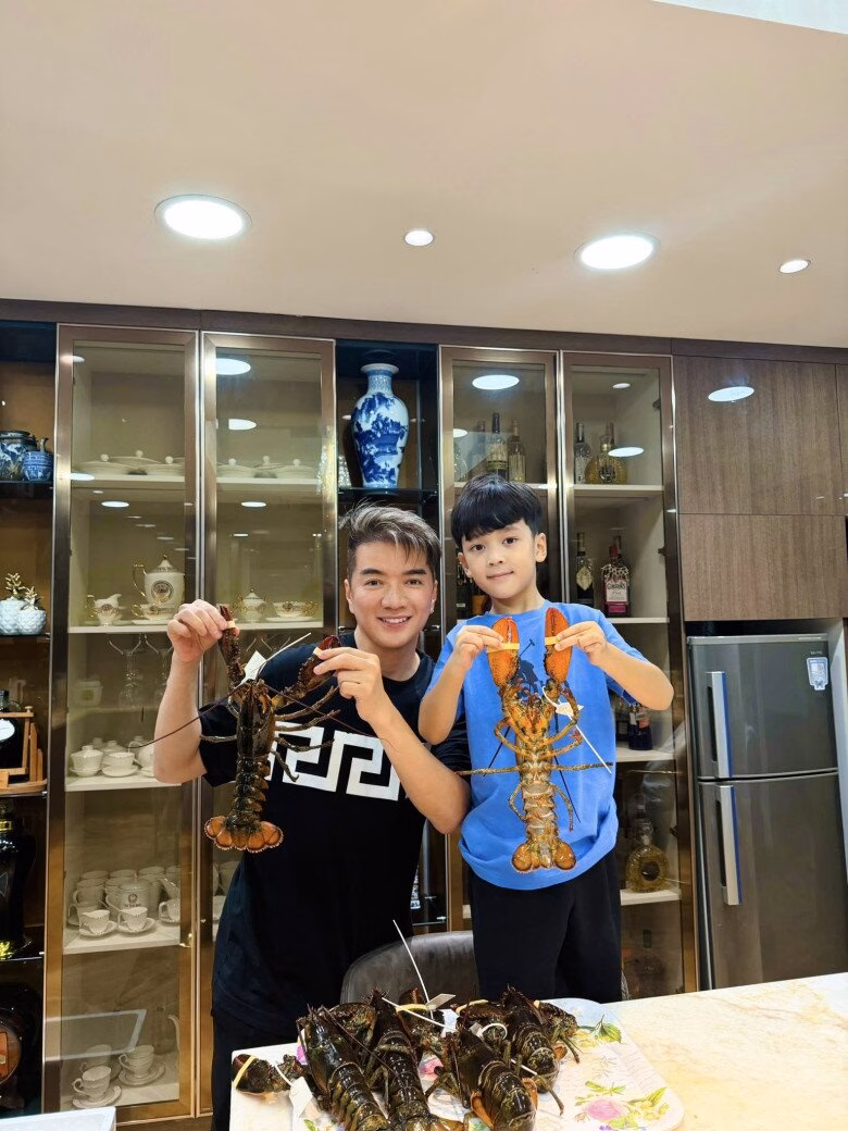 Đ&agrave;m Vĩnh Hưng được khen ngợi nu&ocirc;i dạy con trai kh&eacute;o l&eacute;o.