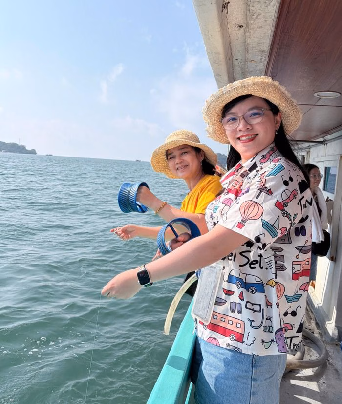 Du khách trải nghiệm hoạt động câu cá trên biển Trải nghiệm câu cá cùng ngư dân tại Quần đảo Hải Tặc