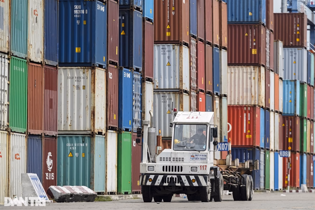 Container h&agrave;ng h&oacute;a tại Cảng C&aacute;t L&aacute;i TPHCM phản &aacute;nh nhịp độ giao thương xuất nhập khẩu