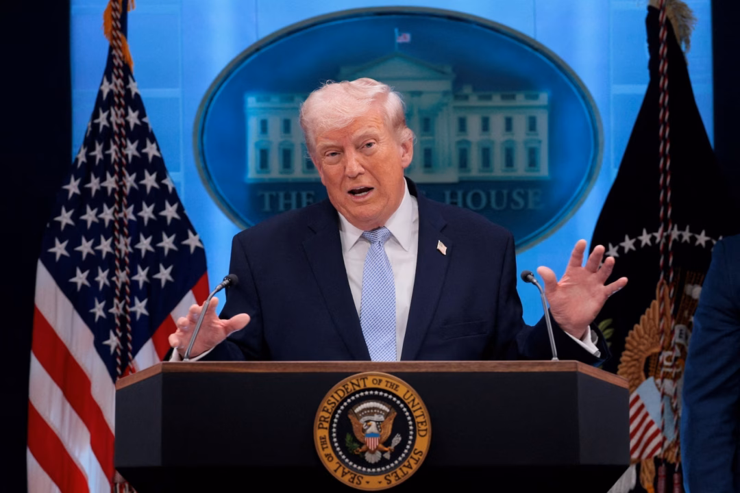 Tổng thống Mỹ Donald Trump tuy&ecirc;n bố về chiến dịch tại eo biển Hormuz