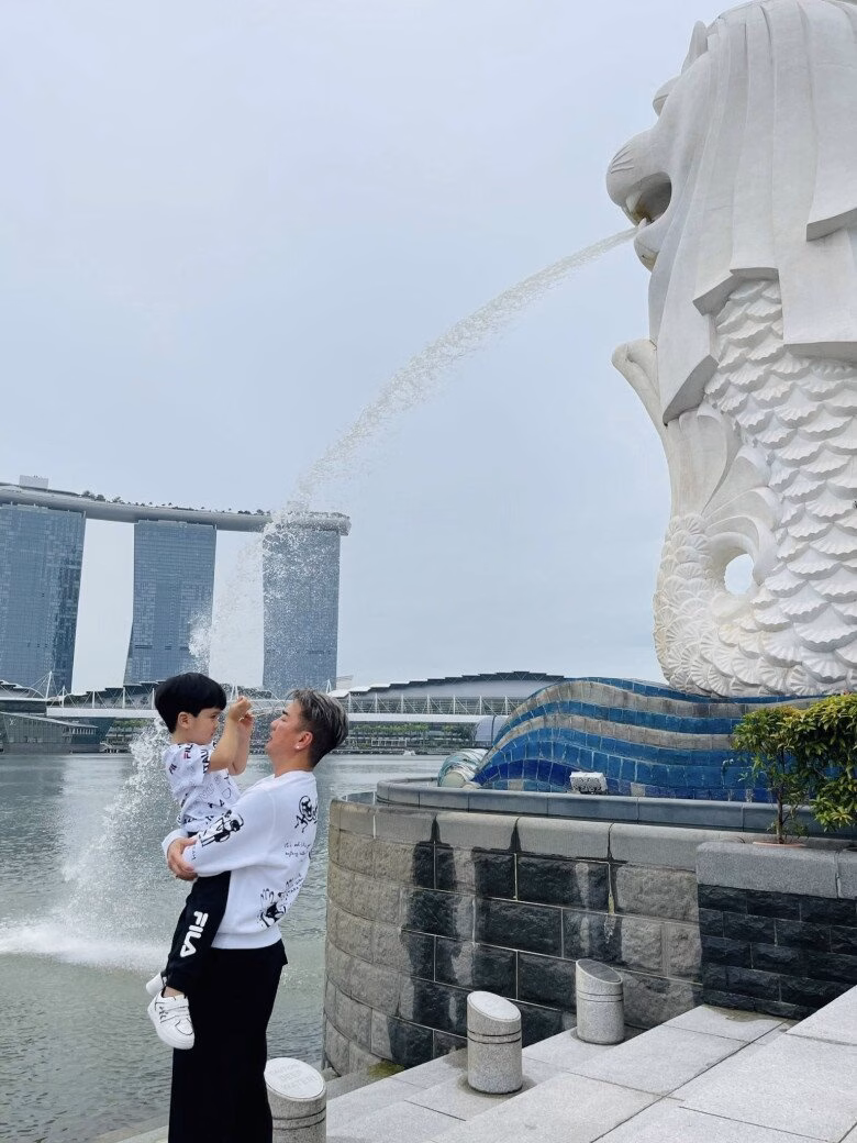 Nam ca sĩ thường xuy&ecirc;n đưa b&eacute; Polo đi du lịch khắp nơi.