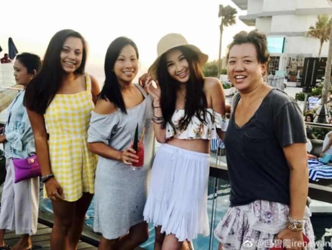 Ôn Bích Hà trong trang phục đời thường đơn giản nhưng trẻ trung