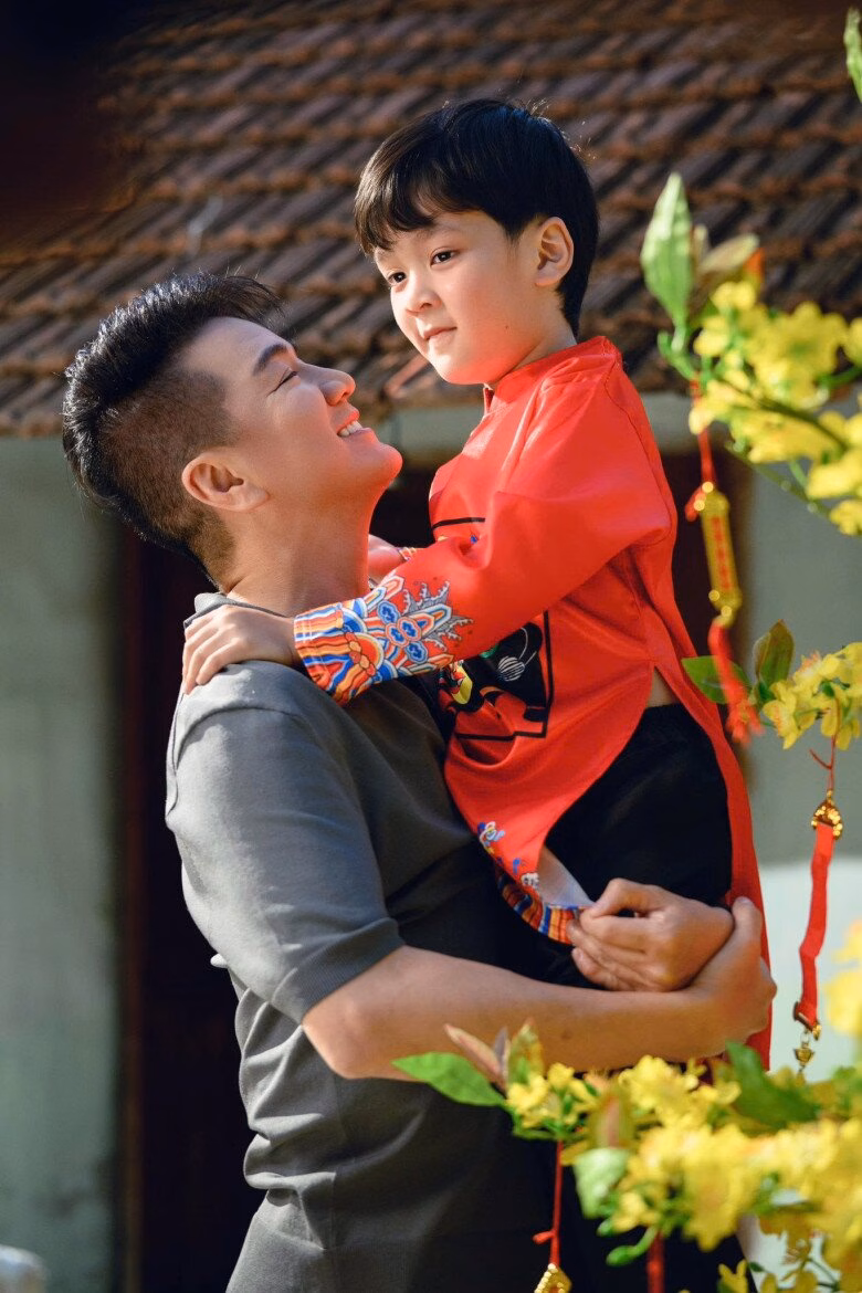 &ldquo;&Ocirc;ng ho&agrave;ng nhạc Việt&rdquo; thường để con trai đồng h&agrave;nh với m&igrave;nh trong cuộc sống, c&ocirc;ng việc.