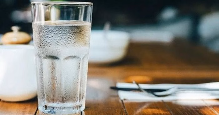 Uống nước đầy đủ khi tập luyện để tr&aacute;nh mất nước v&agrave; ổn định đường huyết