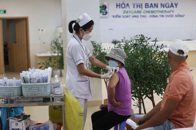 Bệnh nhân hóa trị ban ngày tại Bệnh viện Ung Bướu TP HCM Bệnh nhân hóa trị ban ngày tại Bệnh viện Ung Bướu TP HCM