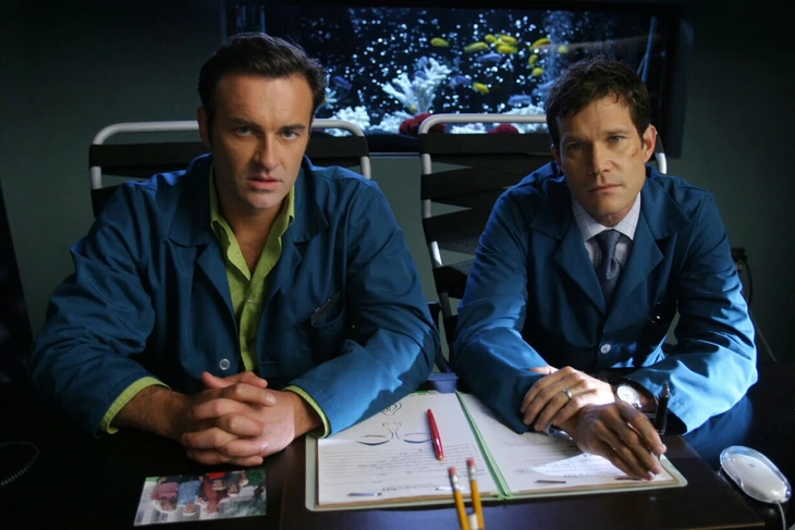 Julian McMahon trong vai bác sĩ Christian Troy và Dylan Walsh trong vai bác sĩ Sean McNamara trong phim Nip/Tuck Julian McMahon trong vai bác sĩ Christian Troy và Dylan Walsh trong vai bác sĩ Sean McNamara trong phim Nip/Tuck