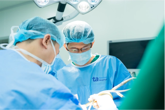 Bác sĩ Tấn và êkíp phẫu thuật cho người bệnh
