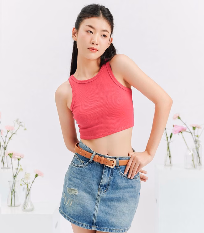 Áo ba lỗ và chân váy jean