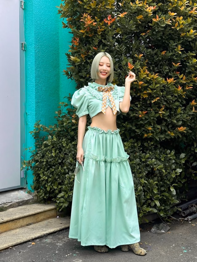 Váy cut out màu xanh mint đính nơ