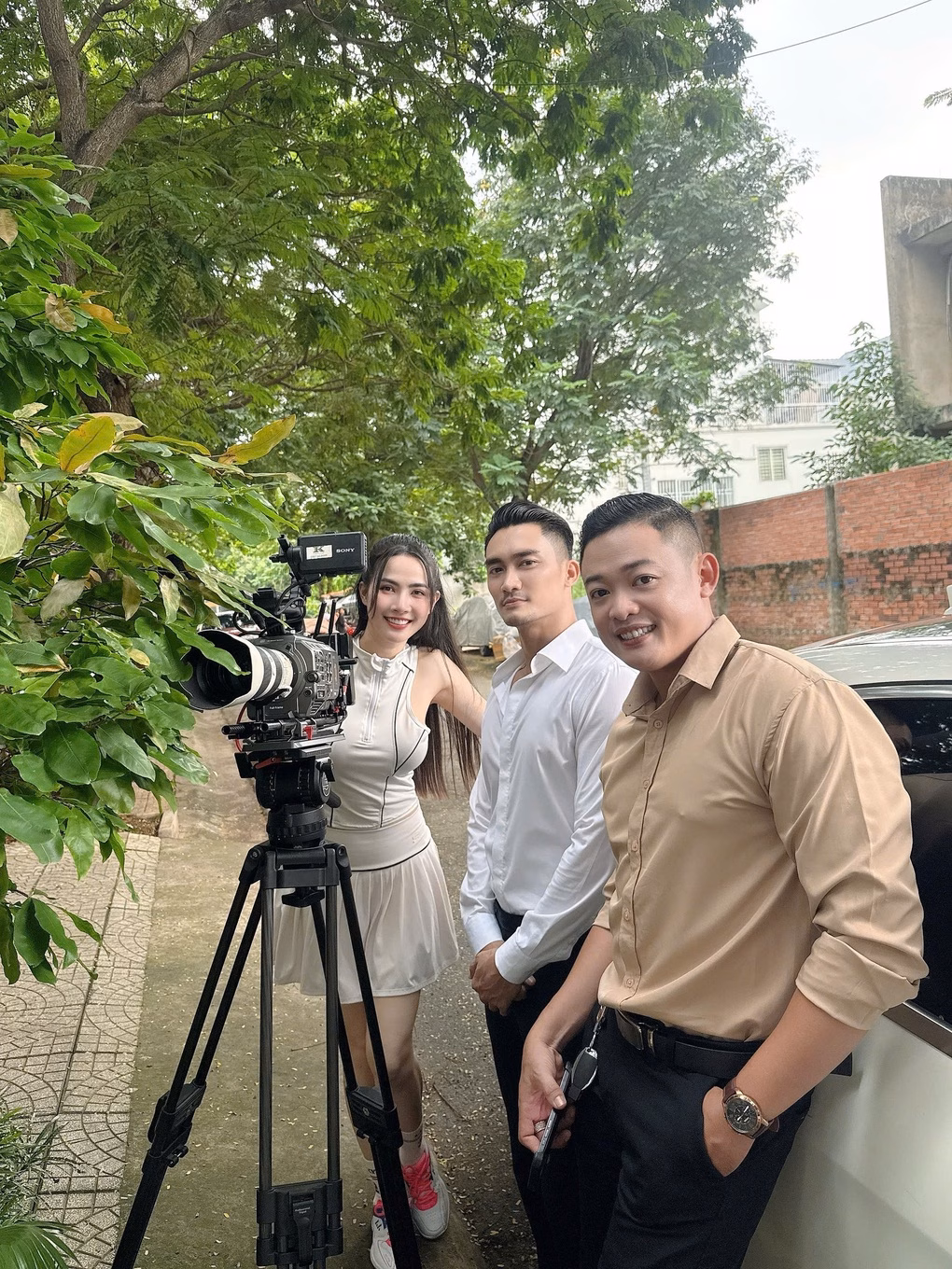 Phan Thị Mơ vui vẻ giao lưu tại phim trường Phan Thị Mơ vui vẻ giao lưu tại phim trường