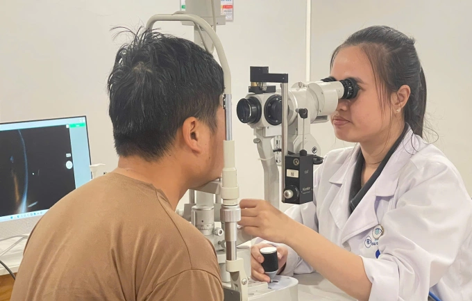 Bác sĩ thăm khám lại cho người bệnh sau điều trị Bác sĩ thăm khám lại cho người bệnh sau điều trị