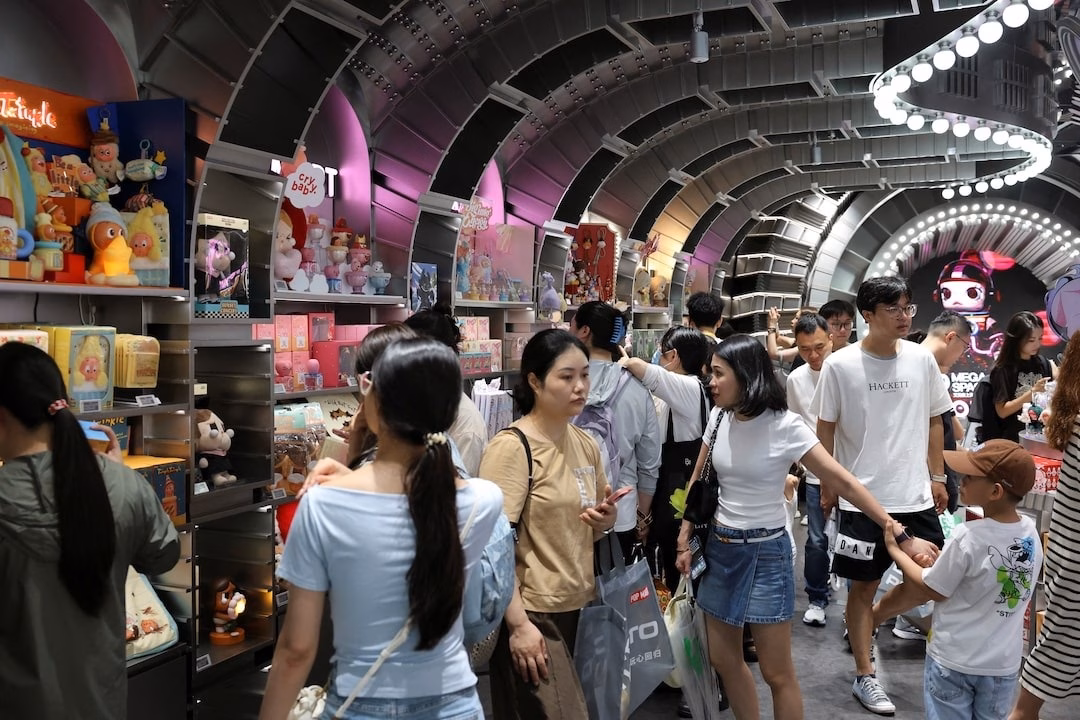 Khách tham quan ghé thăm cửa hàng chính thức của Pop Mart tại Thượng Hải