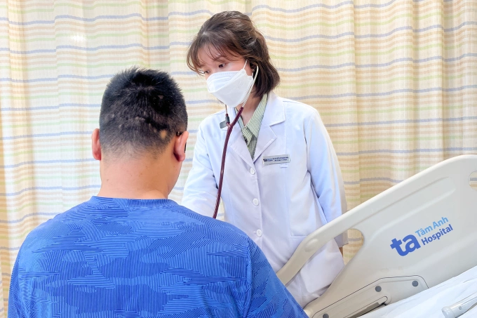 Bác sĩ kiểm tra sức khỏe cho bệnh nhân trước lúc xuất viện Bác sĩ kiểm tra sức khỏe cho bệnh nhân trước lúc xuất viện