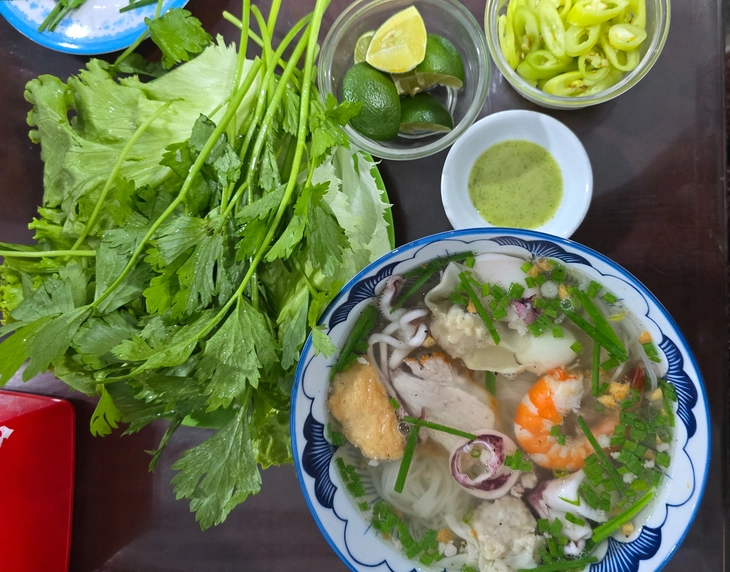 Quán hủ tiếu hải sản số7 Vũng Tàu đông nghẹt khách cuối tuần Hủ tiếu hải sản - Ảnh2.
