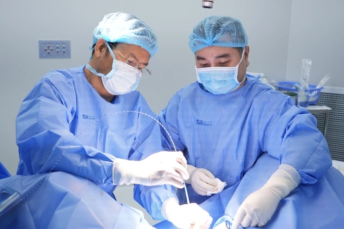 Bác sĩ đặt ống định hình niệu đạo cho bệnh nhân
