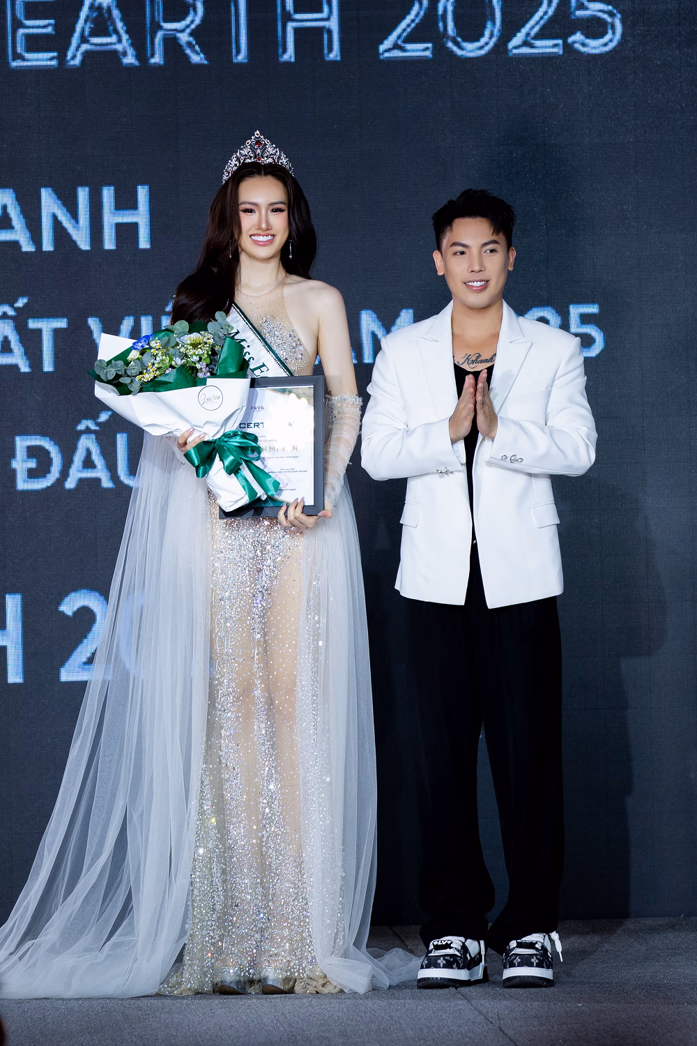 Ông Phạm Duy Khánh tặng hoa và công bố á hậu 3 Trịnh Mỹ Anh Ông Phạm Duy Khánh tặng hoa và công bố á hậu 3 Trịnh Mỹ Anh