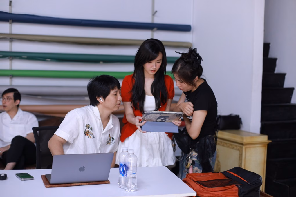 Midu lần đầu sản xuất phim, hé lộ câu chuyện tình yêu với chồng doanh nhân Midu lần đầu sản xuất phim, hé lộ câu chuyện tình yêu với chồng doanh nhân
