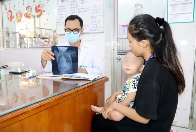 Các bác sĩ thực hiện ca nội soi lấy dị vật Các bác sĩ thực hiện ca nội soi lấy dị vật