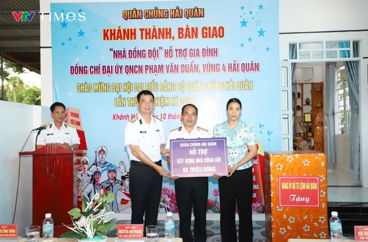 Thiếu tướng Nguyễn An Phong trao kinh phí hỗ trợ xây dựng nhà đồng đội