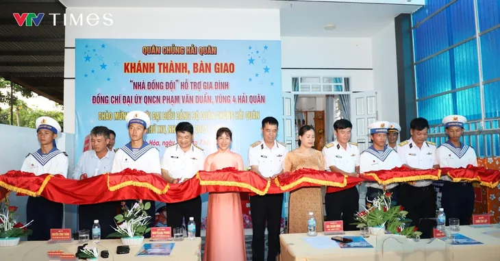 Lễ cắt băng khánh thành nhà đồng đội