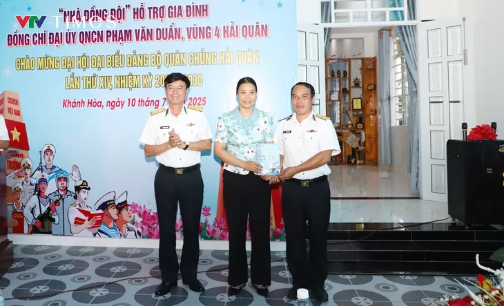 Đại tá Nguyễn Công Thắng tặng quà gia đình đồng chí Phạm Văn Duẩn