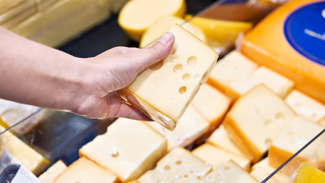 Phô mai chứa hàng nghìn hạt vi nhựa, có nguồn gốc từ đâu? Hạt vi nhựa có thể gây ảnh hưởng tới sức khỏe. (Ảnh: Environmental Health News)