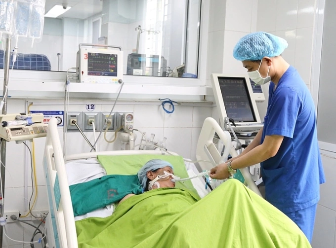 Bác sĩ điều trị bệnh nhân Bác sĩ điều trị bệnh nhân